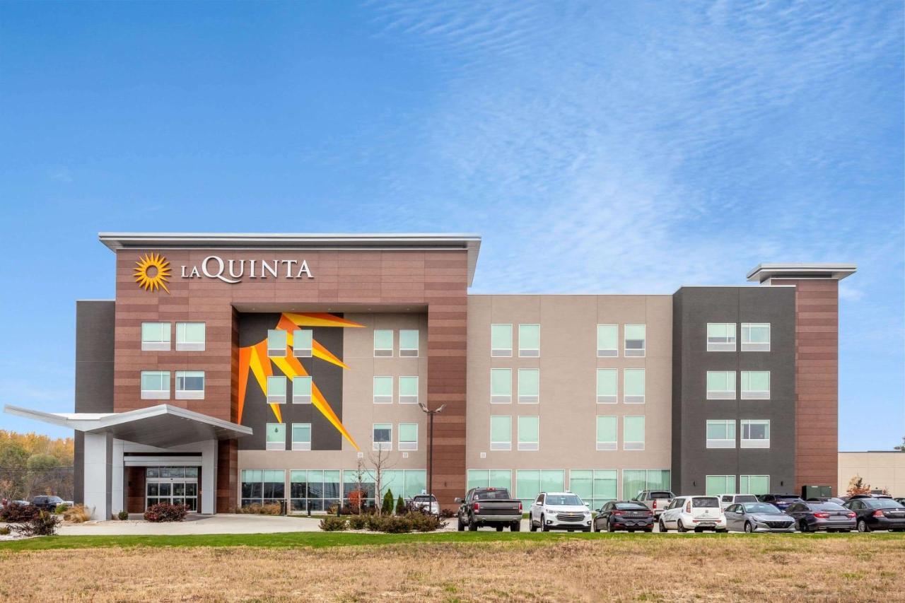 La Quinta Inn & Suites By Wyndham Shorewood Exterior photo